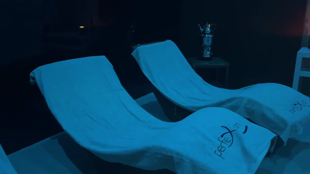 Lettini relax illuminati di blu nella spa